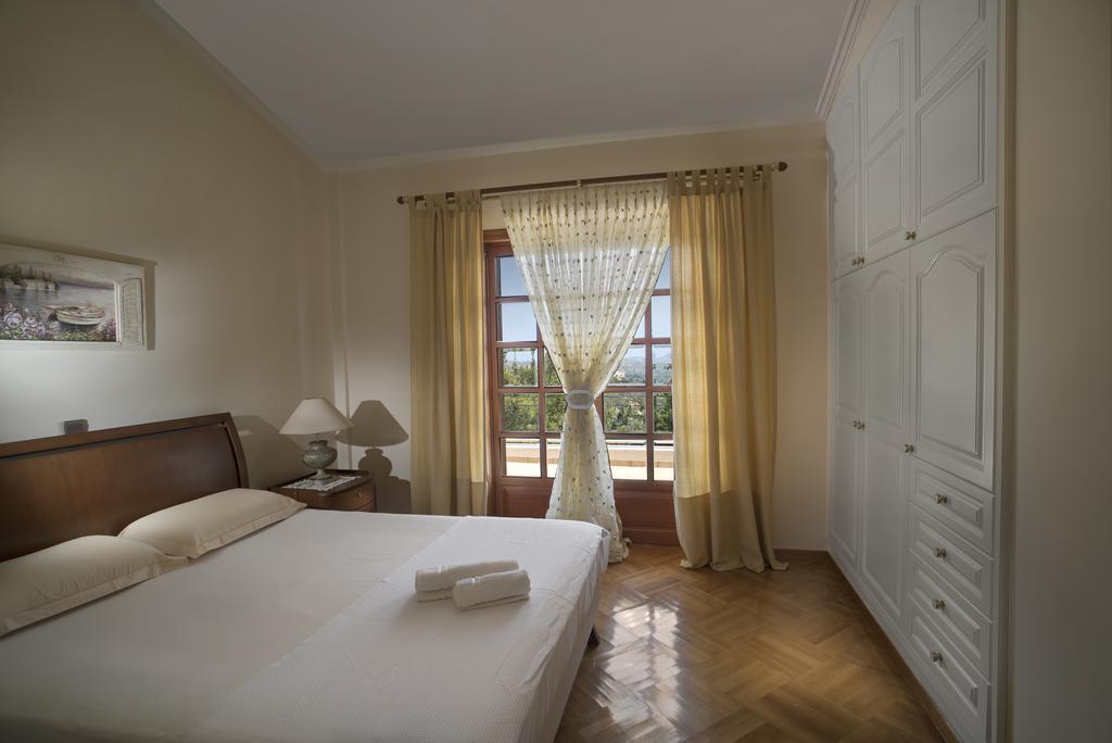 Villa Corina Near The Airport Kouvarás Exteriör bild